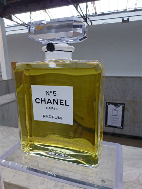 grosse bouteille chanel n 5 1000 ml prix|chanel perfume bottle.